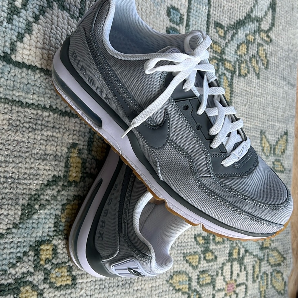 Nike AirMax 
New
746379-012